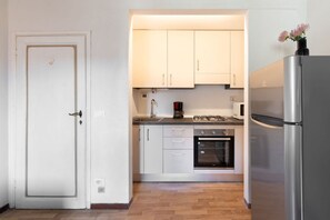 Een koelkast, een microgolfoven, een oven, een kookplaat