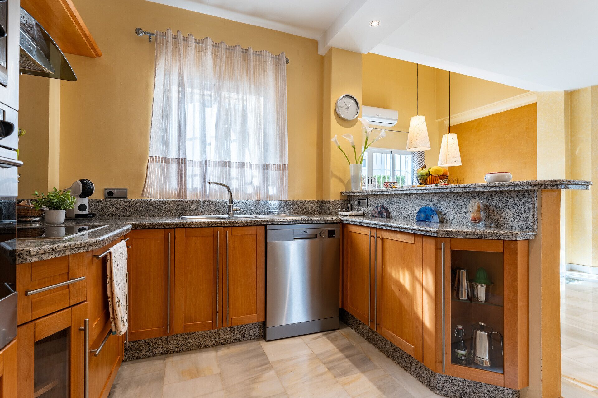 Een koelkast, een magnetron, een oven, een vaatwasser