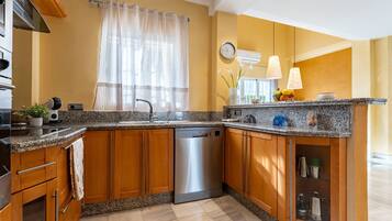 Frigorífico, microondas, horno y placa de cocina