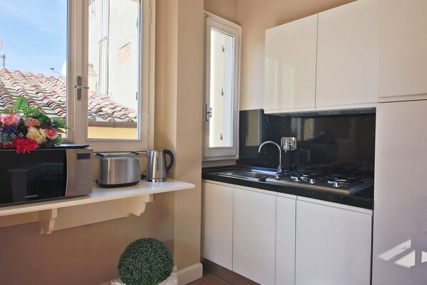 Fridge, microwave, oven, stovetop - Apartments Florence- Barbadori Apartment NP (Firenze)
