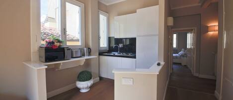 Een koelkast, een magnetron, een oven, een kookplaat