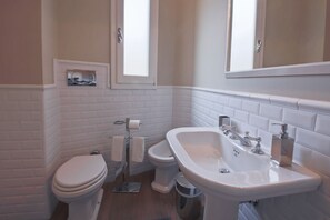 Douche, sèche-cheveux, bidet, serviettes fournies