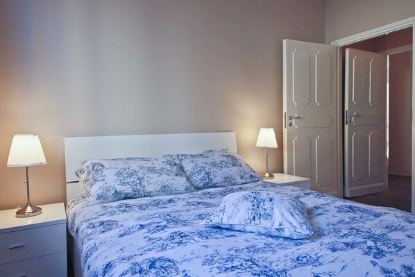 2 habitaciones, tabla de planchar con plancha, wifi y ropa de cama 