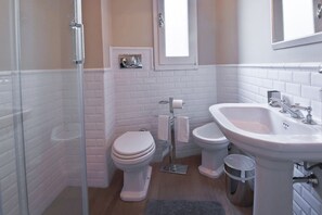 Dusj, hårføner, bidé og håndklær