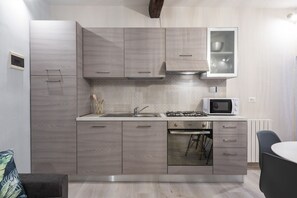 冷蔵庫、電子レンジ、オーブン、コンロ