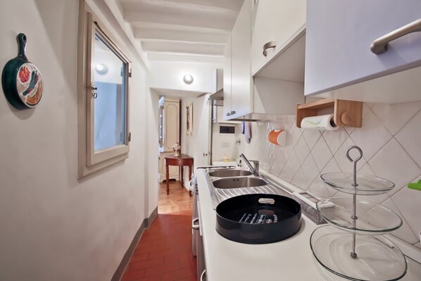 Fridge, microwave, oven, stovetop - Apartments Florence- Ghibellina 96 (Florence)