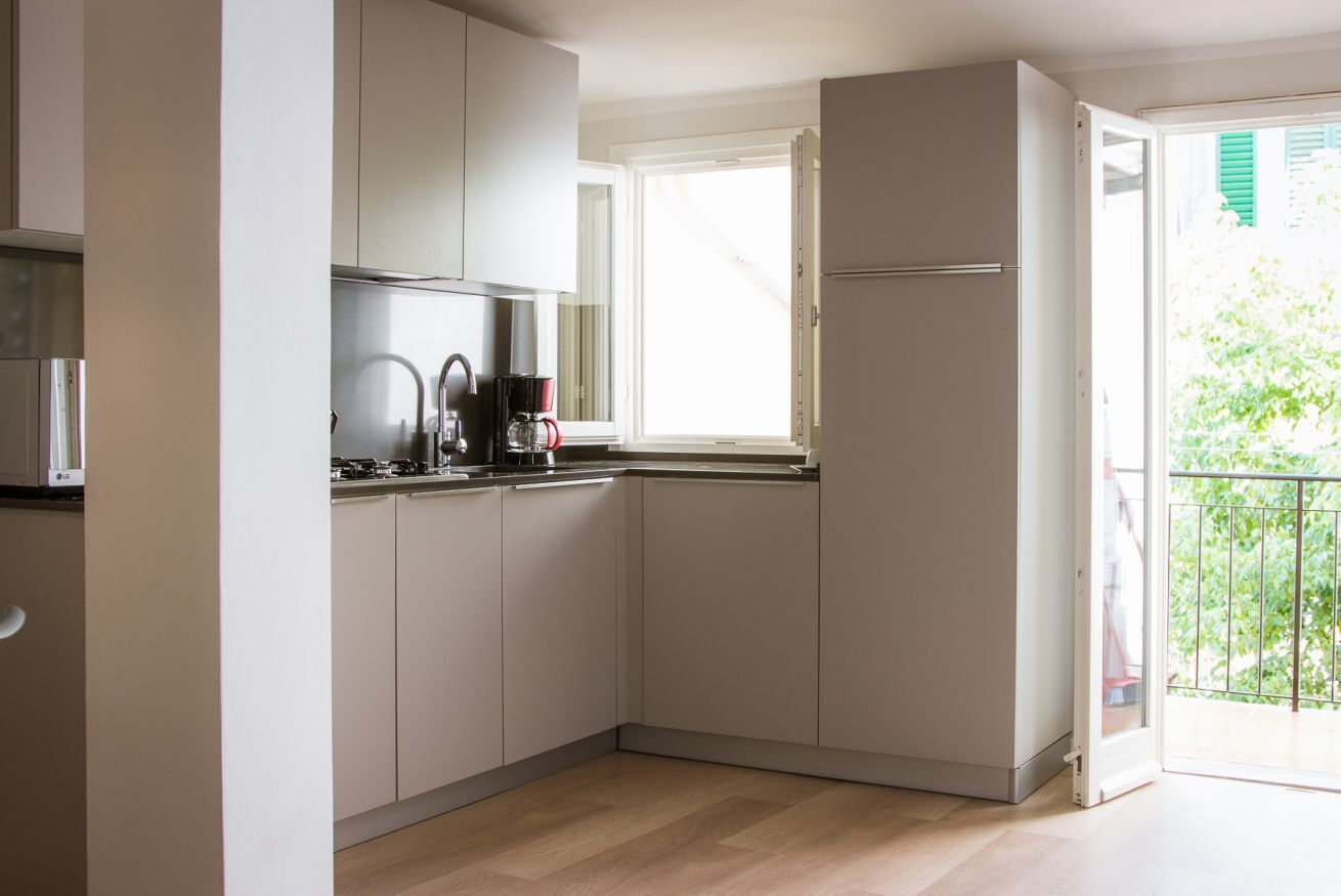Réfrigérateur, four à micro-ondes, un four, surface de cuisson