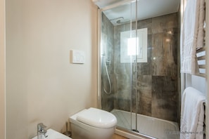 Bruser, hårtørrer, bidet
