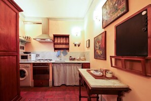 Een koelkast, een oven, een kookplaat, een koffiezetapparaat/waterkoker