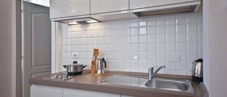 Kühlschrank, Mikrowelle, Herdplatte, Wasserkocher mit Kaffee-/Teezubehör