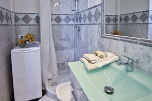 Shower, hair dryer, towels