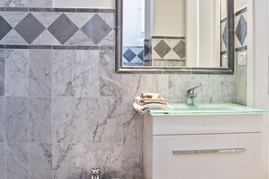 Shower, hair dryer, towels