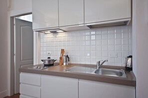 Kühlschrank, Mikrowelle, Herdplatte, Wasserkocher mit Kaffee-/Teezubehör