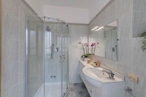 Regadera y secadora de cabello 