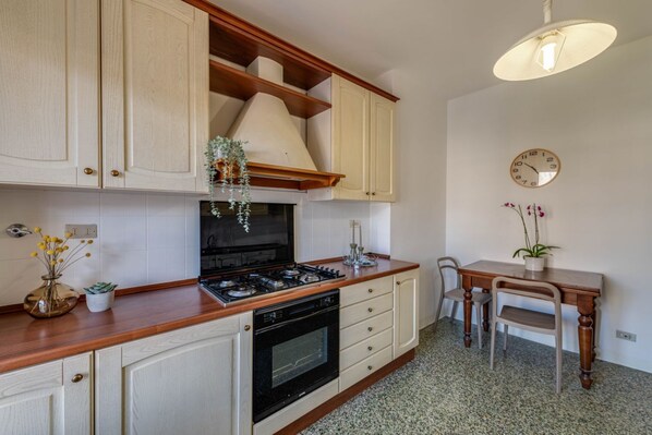 冷蔵庫、電子レンジ、オーブン、コンロ