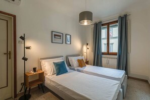 2 bedrooms, iron/ironing board, WiFi