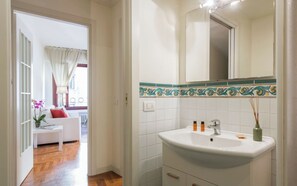 Shower, hair dryer, towels, toilet paper - Apartments Florence- Santa Maria View (Firenze)