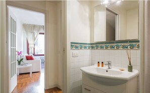 Shower, hair dryer, towels, toilet paper - Apartments Florence- Santa Maria View (Firenze)