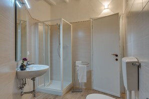 Shower, hair dryer, towels - Apartments Florence- Chiara Stylish (Firenze)