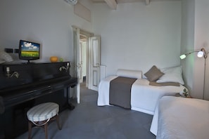 2 bedrooms, iron/ironing board, WiFi