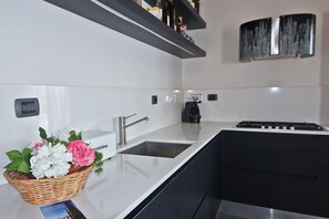 冷蔵庫、電子レンジ、オーブン、コンロ