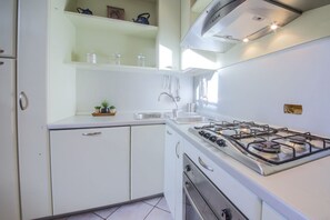 Réfrigérateur, four, plaque de cuisson, lave-vaisselle