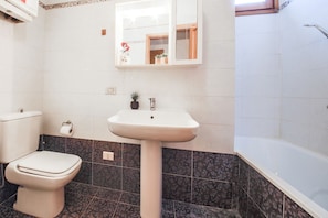 Ducha, secador de pelo y toallas