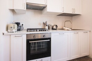 Frigorífico, horno, placa de cocina y lavavajillas