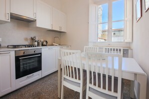 Réfrigérateur, un four, surface de cuisson, lave-vaisselle