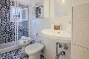 Douche, sèche-cheveux, bidet, papier toilette