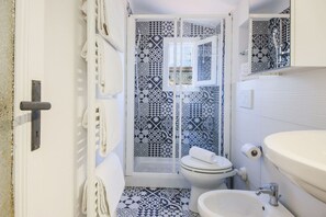 Douche, sèche-cheveux, bidet, papier toilette