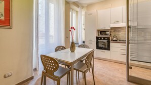 Una cocina moderna con armarios blancos, un microondas y un horno.