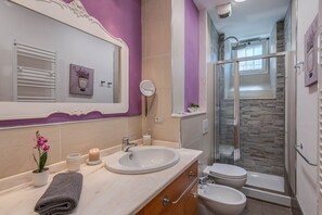 Doccia, asciugacapelli, bidet