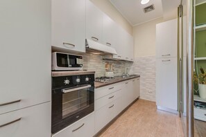 Fridge, microwave, oven, stovetop - Apartments Florence- Azeglio color (Firenze)