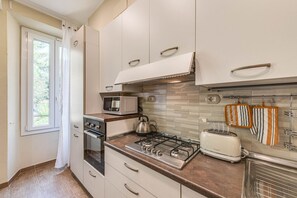 Fridge, microwave, oven, stovetop - Apartments Florence- Azeglio color (Firenze)