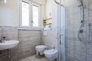 Douche, sèche-cheveux, bidet, serviettes fournies