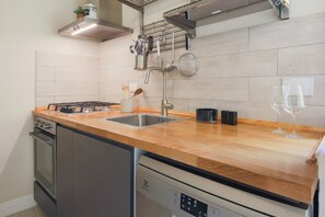 Fridge, oven, stovetop, dishwasher