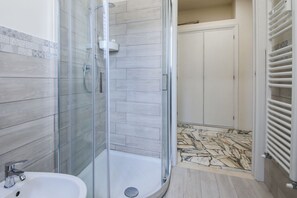 Douche, sèche-cheveux, bidet, serviettes fournies