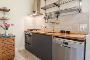 Fridge, oven, stovetop, dishwasher - Apartments Florence- Rosselli Balcony (Firenze)