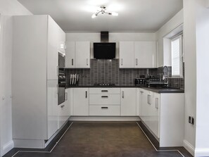 Kjøleskap, mikrobølgeovn, ovn og oppvaskmaskin