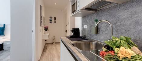 Kjøleskap, mikrobølgeovn, ovn og kokeplater