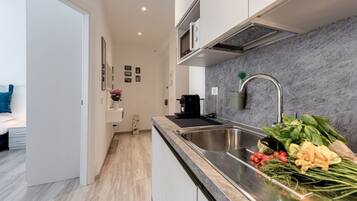 Frigorifero, microonde, forno, piano cottura