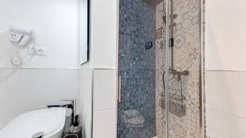 Doccia, asciugacapelli, bidet, asciugamani