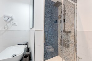 Shower, hair dryer, bidet, towels