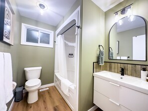 Haartrockner, Handtücher, Seife, Shampoo