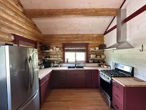 Fridge, oven, stovetop, coffee/tea maker
