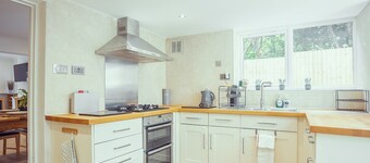 3 bedroom accommodation in Ashley Cross