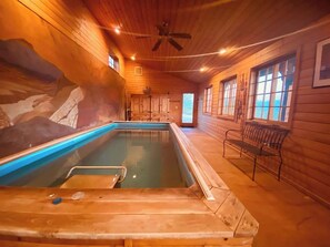 من حمّامات السباحة المغطاة