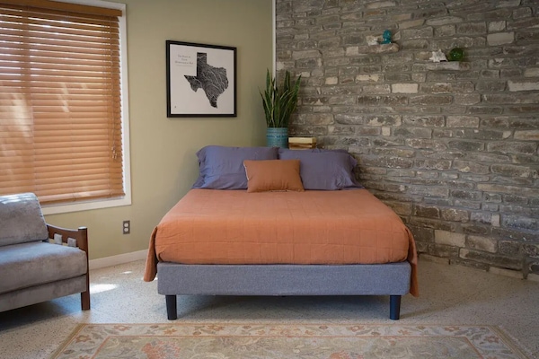 1 habitación, tabla de planchar con plancha, wifi y ropa de cama