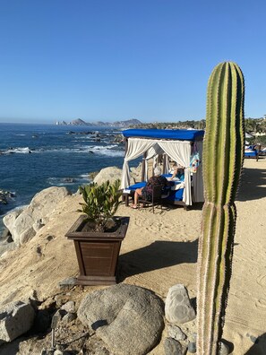 Sun-loungers, beach towels - Luxury 2 Bdr condo at Hacienda Encantada resort. 1 week booking required. (Cabo San Lucas)